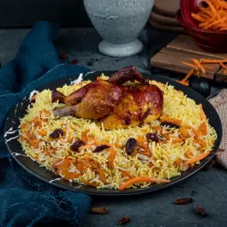 دجاجة مشوية على الفحم مع الرز